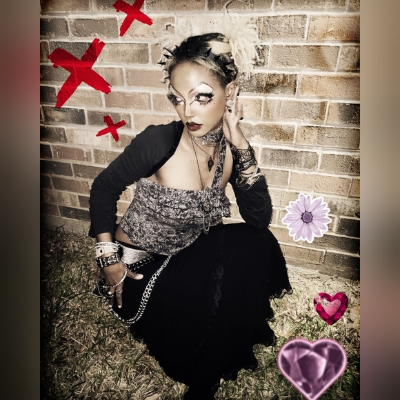 Meet your Posher, Demi - Picture 7 of 11